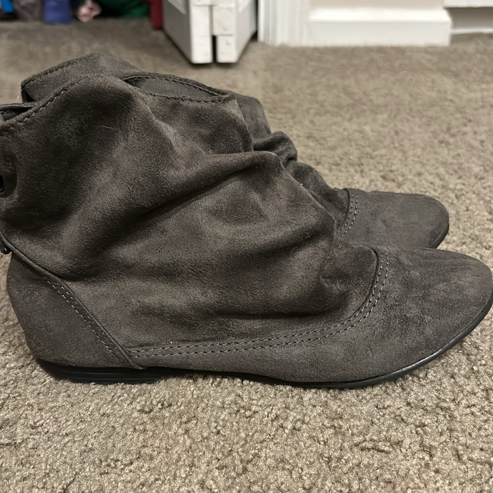 Trend Report Gray Booties, size 7